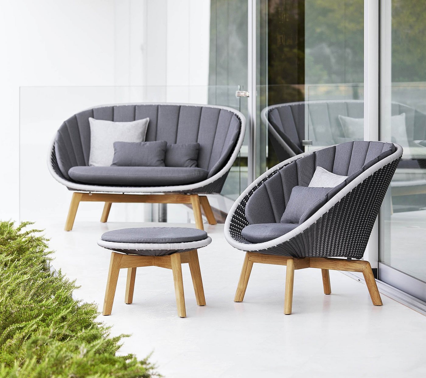 Cane - Line Gartenstuhl CANE-LINE Peacock Loungesessel m/teak Beine Grey/Light grey von Cane - Line