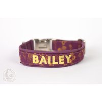 Hundehalsband Personalisiert Name Telefonnummer - Bestickt Stickerei Sticken Dunkel Rot Gold Wunschgröße Auf Maß Personalisiertes Halsband von Caniclix