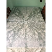 Grüne Krawatte Farbstoff Tischdecke von CannaLilyDesigns