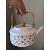 80Er Jahre Emaille Teekanne Mit Holzgriff-Küchenkonzepten-Retro Teekanne-Emaille-Tauben-Herzen-Floral-Vintage Küche-Retro Küche-Wasserkocher von CanontotheOrdinary