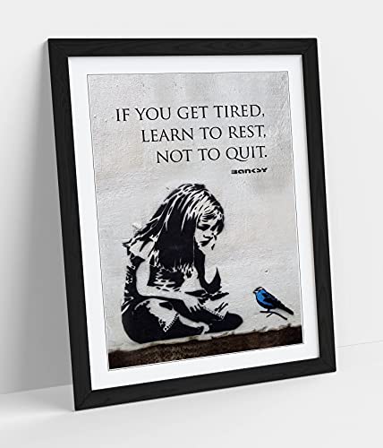 CANVASARTSHOP - Banksy Wandbild, Motiv: blaues Vogelmädchen, Zitat im Hochformat, hochwertig, gerahmt, 3 Farben – 4 Größen (ungerahmt, A4) von CanvasArtShop