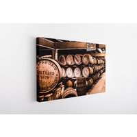 Fässer Wand Kunst Fotografie Druck Whisky Bourbon Brennerei Keller Rustikale Retro Stil Poster Bar Man Höhlendekoration Fässer Wand Kunst Fotografie Druck Whisky Bourbon Brennerei Keller Rustikale Retro Stil Poster Bar Man Höhlendekoration von CanvasElegant