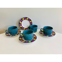 Vintage Hauswaren Steinzeug Tassen Und Untertassen, 1980Er Jahre Muster Tassen, 80Er Stil, Gespenkelte Harlekin Muster, Made in Japan von CapeCodModern
