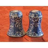 Scalloped/Swirl Style Phoenix Bird Muster Salz Und Pfeffer Streuer Set #12 von CapitalCollection