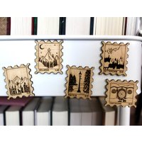 Hölzerne Bücherwurm-Briefmarke-Magnete - 20 Designs von Capturedbystories
