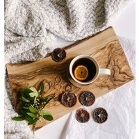 Live Edge Slab Charcuterie Board, Handgefertigtes Schneidebrett, Holz Käsebrett, Servierplatte, Snack Tablett, Neues Zuhause Housewarming Küche von CaraConcept