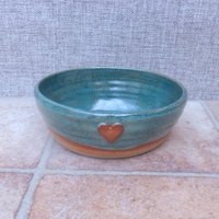 Hand Geworfen Suppenschüssel in Dunkelgrün Glasur Mit Herz Detail Steinzeug Keramik von CaractacusPots