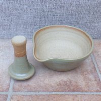 Keramik Mühle Mit Stößel Und Kräutermühle Steinzeug Hand Getöpfert Keramik Mühle Mit Stößel Und Kräutermühle Steinzeug Hand Getöpfert von CaractacusPots