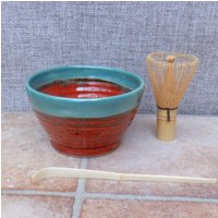 Matcha Chawan Grüner Tee Schale Handgeworfen in Steinzeug Keramik Handgemachte Chasen Bambus Quirl Versandfertig von CaractacusPots