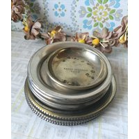 Konvolut 10 Stück Kleine Ablage Teller Metall Teils Versilbert Restaurant Für Teebeutel, Kartengeld Vintage Konvolut 10 Stück Kleine Ablage Teller Metall Teils Versilbert Restaurant Für Teebeutel, Kartengeld Vintage von Carakess