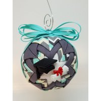 Handgemachte Gefaltet Stoff Ornament Mit Diplom Und Graduierung Cap Handgemachte Gefaltet Stoff Ornament Mit Diplom Und Graduierung Cap von CardinalCreationsCo