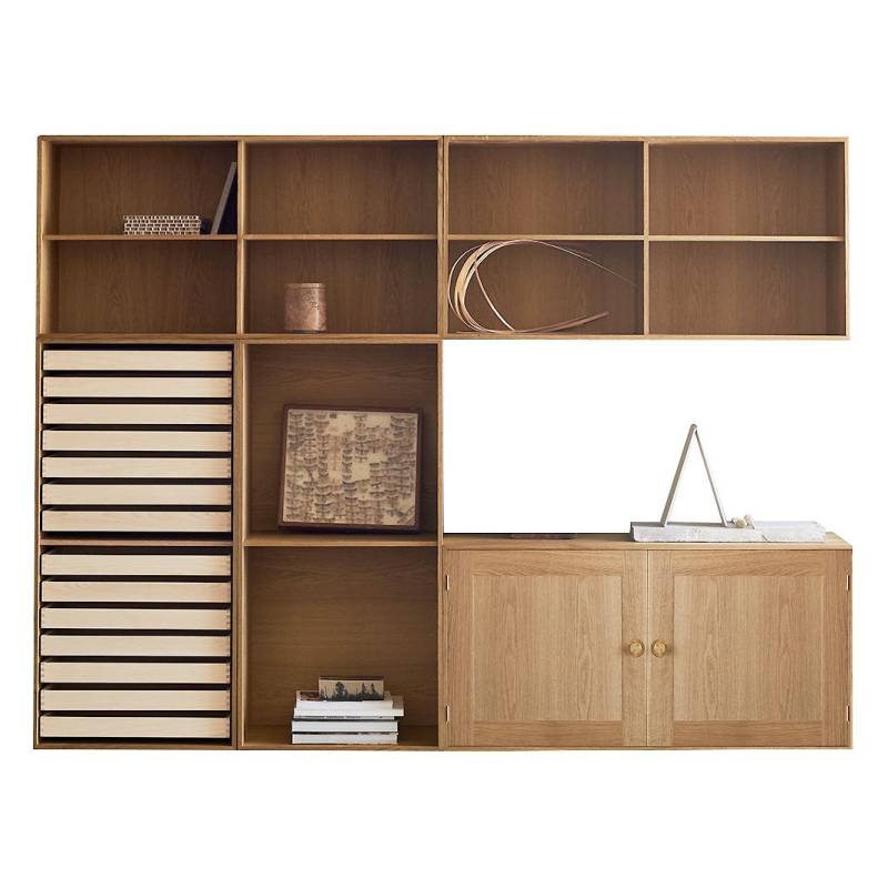 Carl Hansen - FK63 Hängeschrank 224x36x168cm - Eiche massiv geölt/Details Messing/10 offene Fächer/1x Wandschrank mit 2 Türen 112x36x56cm/2x Fach mit von Carl Hansen