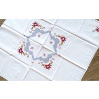 Blumen Bestickt, Tischdecke, Mitteldecke, , Küchendecke , Rosen, Bestickt , Kreuzstich von CarlaWhiteAndNature