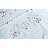 Blumen Bestickt, Tischdecke, Mitteldecke, , Küchendecke , Rosen, Gelb Bestickt , Kreuzstich Blumen Bestickt, Tischdecke, Mitteldecke, , Küchendecke , Rosen, Gelb Bestickt , Kreuzstich von CarlaWhiteAndNature