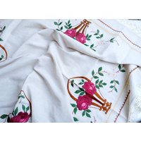 Handarbeit, Leinen Tischdecke, Rosen Blumenkorb, Bestickt, Klöppelspitze von CarlaWhiteAndNature