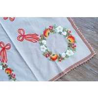 Handarbeit, Tischdecke/Mitteldecke, Kränze, Schleifen, Beeren, Stickerei, Beige von CarlaWhiteAndNature