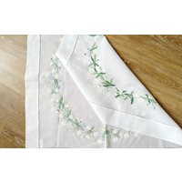 Handarbeitgänseblümchen, Weiß Bestickt , Organza Tischdecke/ Mitteldecke , Weiss von CarlaWhiteAndNature