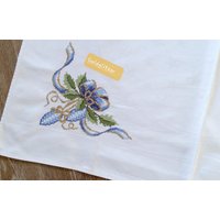 Kreutzstich Weihnachten Schleifen, Zapfen, Gold Bestickt , Tischdecke, Mitteldecke von CarlaWhiteAndNature