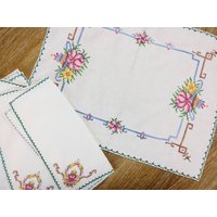 Set Deckchen, Mitteldecke/4 Servietten/Tischsets Weiß Handarbeit , Rosen , Blumen Korb Kreuzstich Bestickt von CarlaWhiteAndNature