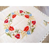 Wunderschön, Handarbeit Bestickt, Mohnblumen, Feldblumen, Ähren, Tischdecke, Mitteldecke von CarlaWhiteAndNature