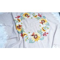 Wunderschöne Handarbeit Landhaus, Sonnenblumen Bestickt , Geklöppelte Bordüre Tischdecke von CarlaWhiteAndNature