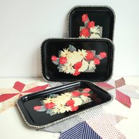 Vintage Mini Blechdose Lunch Tabletts, Schwarz Und Rot Litho Serviertablett Mit Blumen in Rot, Gelb, Weiß Auf Tweed Karo von CarliBeardsleyStudio
