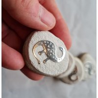 Magnet Dino, Glücksbringer, Stein Mit Dinosaurier in Silber von CarmenEndSteine