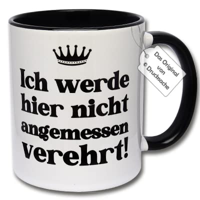 Lustige Tasse mit Krone, Kaffeetasse mit Spruch Ich werde hier nicht angemessen verehrt! Geschenkidee für Frauen und Männer (A: Schwarz-Weiß) von Carol Rose Photography