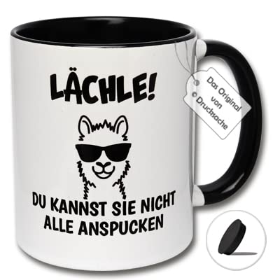 Tasse mit Deckel, Lustige Tasse Lama LÄCHLE! DU KANNST SIE NICHT ALLE ANSPUCKEN Kaffeetasse Alpaka (A: Schwarz-Weiße Tasse inkl. schwarzem Tassendeckel) von Carol Rose Photography