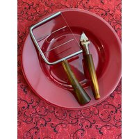 Karamellbraune Bakelit-Utensilien 6 Zoll # 16 Flaschendosenöffner 7, 75 Käsehobel Zartmacher Karamellbraune Bakelit-Utensilien 6 Zoll # 16 Flaschendosenöffner 7, 75 Käsehobel Zartmacher von CarolinaMtnCompany