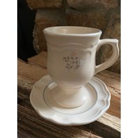 Pfaltzgraff Erinnerung Heirloom Footed Kaffeetassen Und Untertassen 4Er-Set Ausverkauft Vintage Pfaltzgraff Erinnerung Heirloom Footed Kaffeetassen Und Untertassen 4Er-Set Ausverkauft Vintage von CarolinaMtnCompany