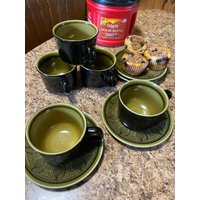Seltene Taylor Smith Coffee Flache Tasse Avocado Grün & Riviera Black Atomic Onion Design, Mit Untertasse. 5 Sets Vintage 1950Er Jahre St Patrick's Seltene Taylor Smith Coffee Flache Tasse Avocado Grün & Riviera Black Atomic Onion Design, Mit Untertasse. 5 Sets Vintage 1950Er Jahre St Patrick's von CarolinaMtnCompany
