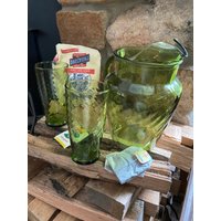 Smaragdgrüner Swirl Pitcher Passende Becher Wassergläser Ungewöhnliches Set Von 2 Bechern 1960Er Jahre St Patricks Day Smaragdgrüner Swirl Pitcher Passende Becher Wassergläser Ungewöhnliches Set Von 2 Bechern 1960Er Jahre St Patricks Day von CarolinaMtnCompany