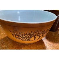Vintage Pyrex Large Orchard Brown Set Mit 2 Passenden Nesting Rührschüsseln. Herbstliche Servier Schüssel. Erntedank. Ländliche Weihnacht von CarolinaMtnCompany