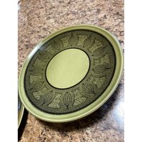 Vintage Taylor Smith & Co. Ironstone Riviera 6, 5 Zoll Brotteller Avocadogrün Mit Schwarzem Atomic Onion Design Usa 50Er Jahre 5Er Set Vintage Taylor Smith & Co. Ironstone Riviera 6, 5 Zoll Brotteller Avocadogrün Mit Schwarzem Atomic Onion Design Usa 50Er Jahre 5Er Set von CarolinaMtnCompany