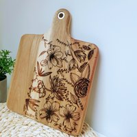 Säge-/Akazien-Schneidbrett Mit Gravur Blumengeprägt Säge-/Akazien-Schneidbrett Mit Gravur Blumengeprägt von CarolineCelesteMake