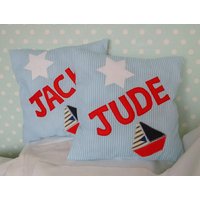 2 X Zwillinge Baby Jungen Personalisierte Kissen Kinder 1. Geburtstag Teddy Bär Taufe Geschenk Schlafzimmer Dekor Blau Boot Nautik Dusche von CarolineCreweDesigns