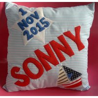 Baby Jungen Personalisierte Name Datum Kissen Neue Taufe Geburtstagsgeschenk Schlafzimmer Kinderzimmer Dekoration Blau Rot Boot Nautisch von CarolineCreweDesigns