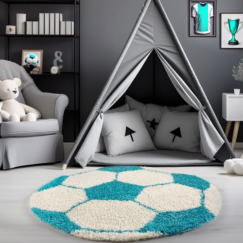 Carpetsale24 Kinderteppich Rund 120 cm Blau Weiß – Weicher Hochflor Spielteppich mit Fußball Motiv – Pflegeleicht & rutschfest – Ideal für Jungenzimmer & Mädchenzimmer im Jugendstil von Carpetsale24