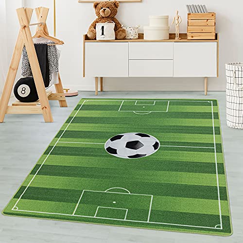 Carpetsale24 Kinderteppich Fußballstadion Grün 100 x 150 cm - Kurzflor Teppich Kinderzimmer für Jungen & Mädchen Extra Weich und Pflegeleicht - Waschbar Spielteppich Babyzimmer Babyteppich Carpetsale24 Kinderteppich Fußballstadion Grün 100 x 150 cm - Kurzflor Teppich Kinderzimmer für Jungen & Mädchen Extra Weich und Pflegeleicht - Waschbar Spielteppich Babyzimmer Babyteppich von Carpetsale24