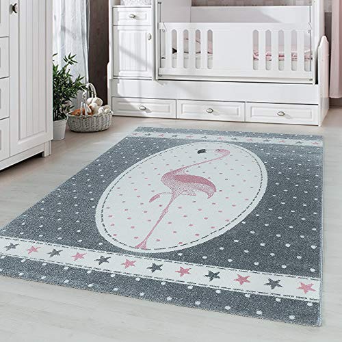 Carpetsale24 Kinderteppich Modern Flamingo Design Pink 120 x 170 cm - Kurzflor Teppich Kinderzimmer Waschbarer Babyteppich Spielteppich für Junge und Mädchen Extra Weich und Antiallergen Rechteckig von Carpetsale24