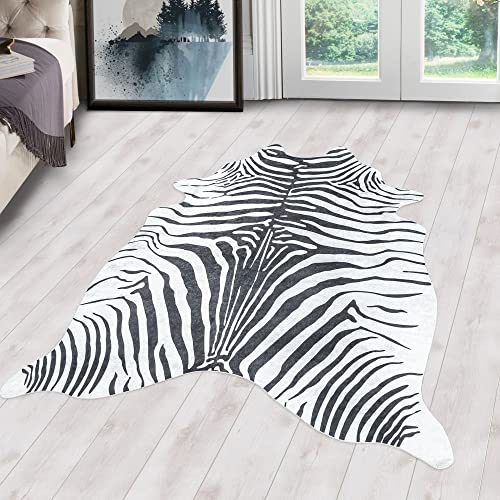 Carpetsale24 Kunstfell Teppich Schwarz-Weiß – 100x135 cm – Waschbar & tierleidfrei – Täuschend echtes Design – rutschfeste Rückseite – Weich & vielseitig für Wohnzimmer, Schlafzimmer & Wanddeko von Carpetsale24