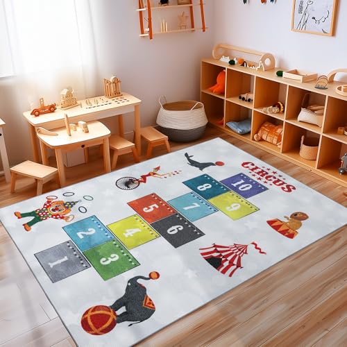 Carpettex Kinderteppich rutschfest | Himmel und Hölle Circus Design 140 x 200 cm | Kein Abwurf | Kurzflor und Waschbarer Spielteppich für Kinderzimmer für Mädchen und Jungen | Grau, Löwe, Zelt von Carpettex Teppich