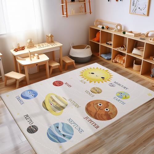 Carpettex Kinderteppich rutschfest | Planeten und Sonnensystem Design 100 x 150 cm | Kein Abwurf | Kurzflor und Waschbarer Spielteppich für Kinderzimmer für Mädchen und Jungen | Beige, Blau, Gelb von Carpettex Teppich