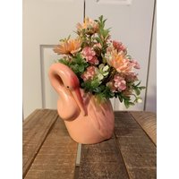 Künstliche Blumen in Rosa Kranich-Keramikbehälter - Stranddekor Rosa- Und Pfirsichblumen Kleines Blumenarrangement von CarrotPatchCrafts