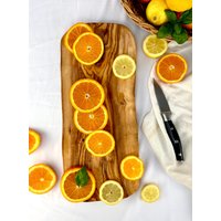 Rustikaler Schneidebrett Mit Halter Aus Olivenholz Personalisierbar Servierbrett Ständer Rustikaler Schneidebrett Mit Halter Aus Olivenholz Personalisierbar Servierbrett Ständer von Cartava