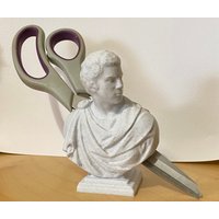 Brutus Schere Halter Skulptur Desktop Organizer Ides Of März Geschichte Buff Geschenk 3D Gedruckt von Cartesian3DPrints