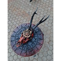 Geschnitzter Echter Totenkopf „ Helm Der Ehrfurcht " Mit Ständer von Carvedskullart