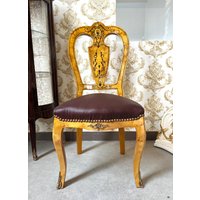 Handgemachter Barock Esszimmerstuhl Gestell Aus Gelber Buche, Brauner Kunstleder Sitz Handgemachter Barock Esszimmerstuhl Gestell Aus Gelber Buche, Brauner Kunstleder Sitz von CasAminMobel