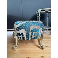 Handgemachter Barock Ottoman Beigefarbener Samt-Blumen-Pouf - Blattgold-Detail von CasAminMobel